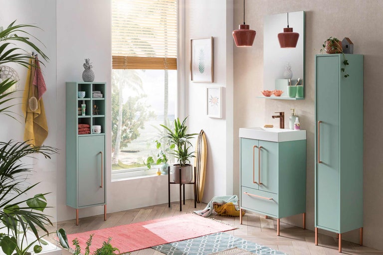 Modernes Badezimmer mit mintfarbenen Möbeln und Holzböden