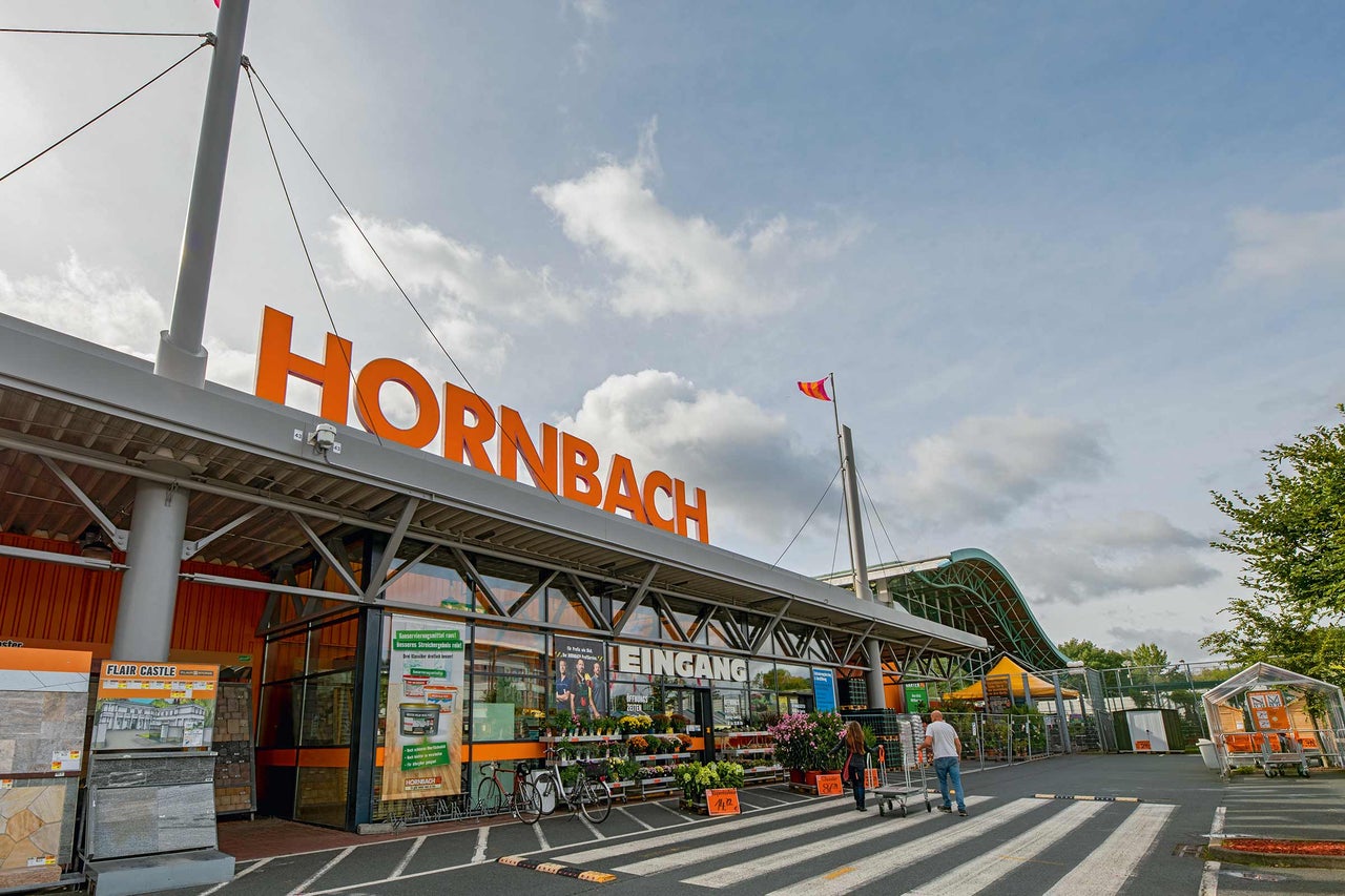  Hornbach Baumarkt Filiale mit Eingangsbereich und Kunden 