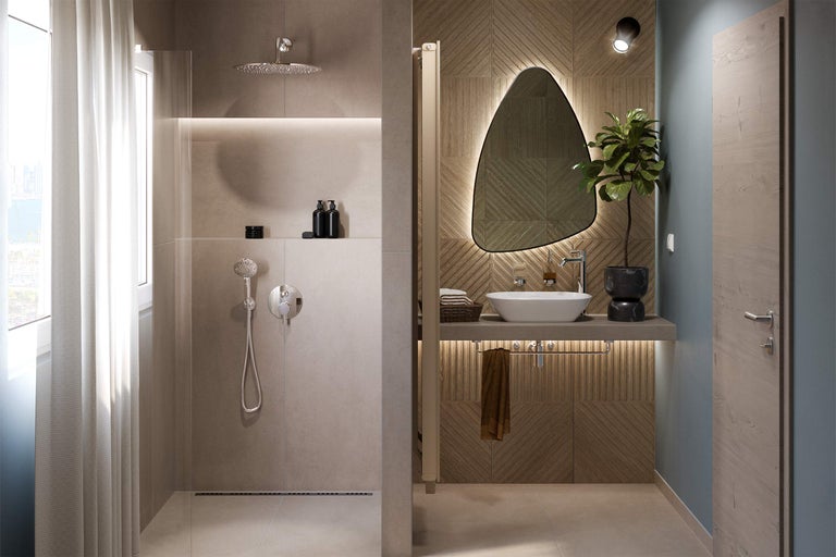 Badezimmer mit Dusche, Waschbecken, Spiegel und Holzakzenten