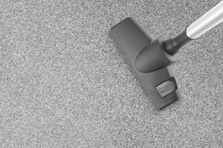 Staubsaugerdüse auf Teppichboden