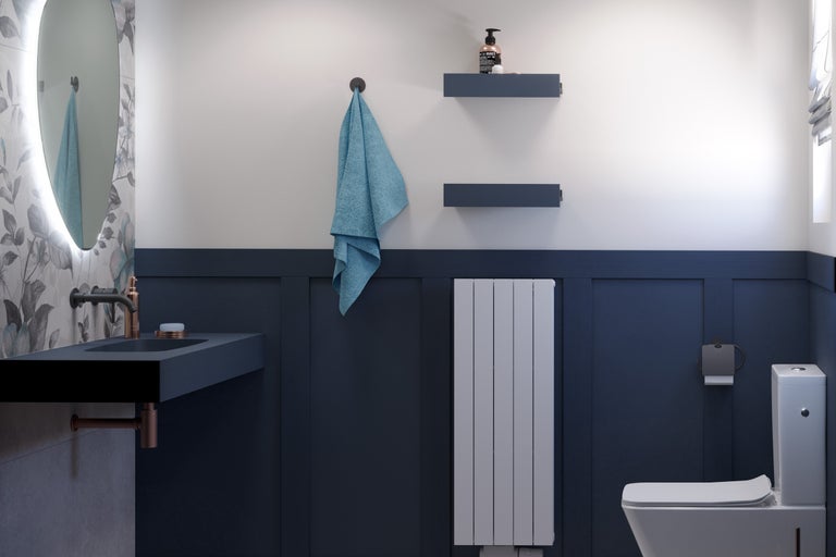 Helles Badezimmer mit Waschbecken, Toilette, Handtuch und Heizkörper