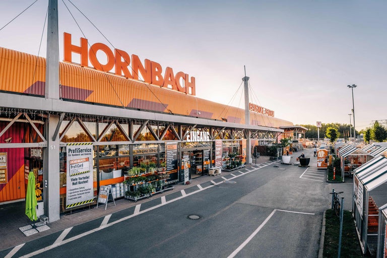 Außenansicht eines Hornbach Baumarktes mit Eingangsbereich und Parkplatz