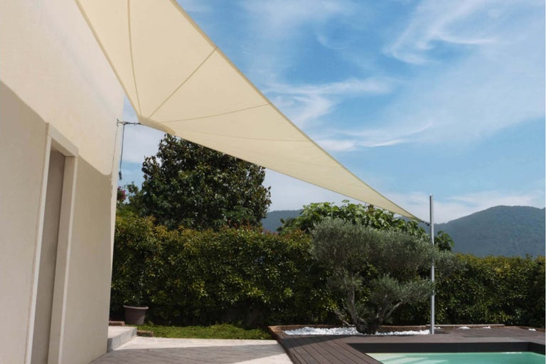Dreieckiges Sonnensegel zur Beschattung einer Terrasse mit Pool