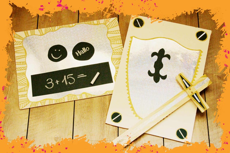 Gebastelte Karte mit Rechenaufgabe und Ritterwappen mit Schwert