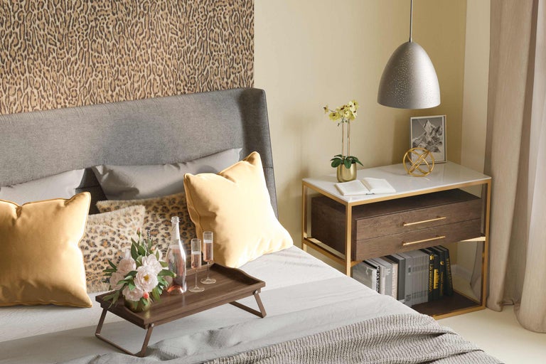 Dekoratives Schlafzimmer mit Bett, Nachttisch und Accessoires für eine gemütliche Atmosphäre.