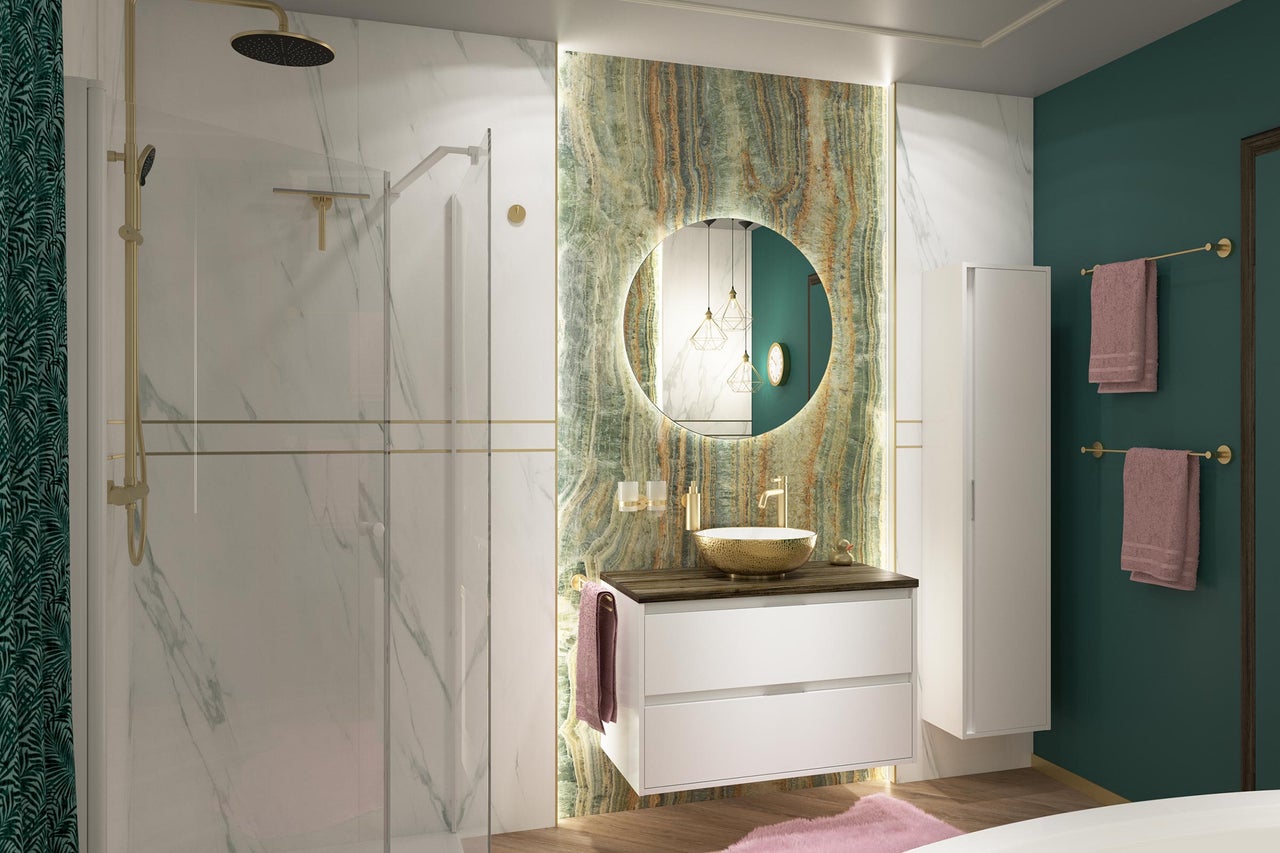 Helles Badezimmer mit Dusche, Waschtisch mit Spiegel und Handtüchern für eine moderne Einrichtung.