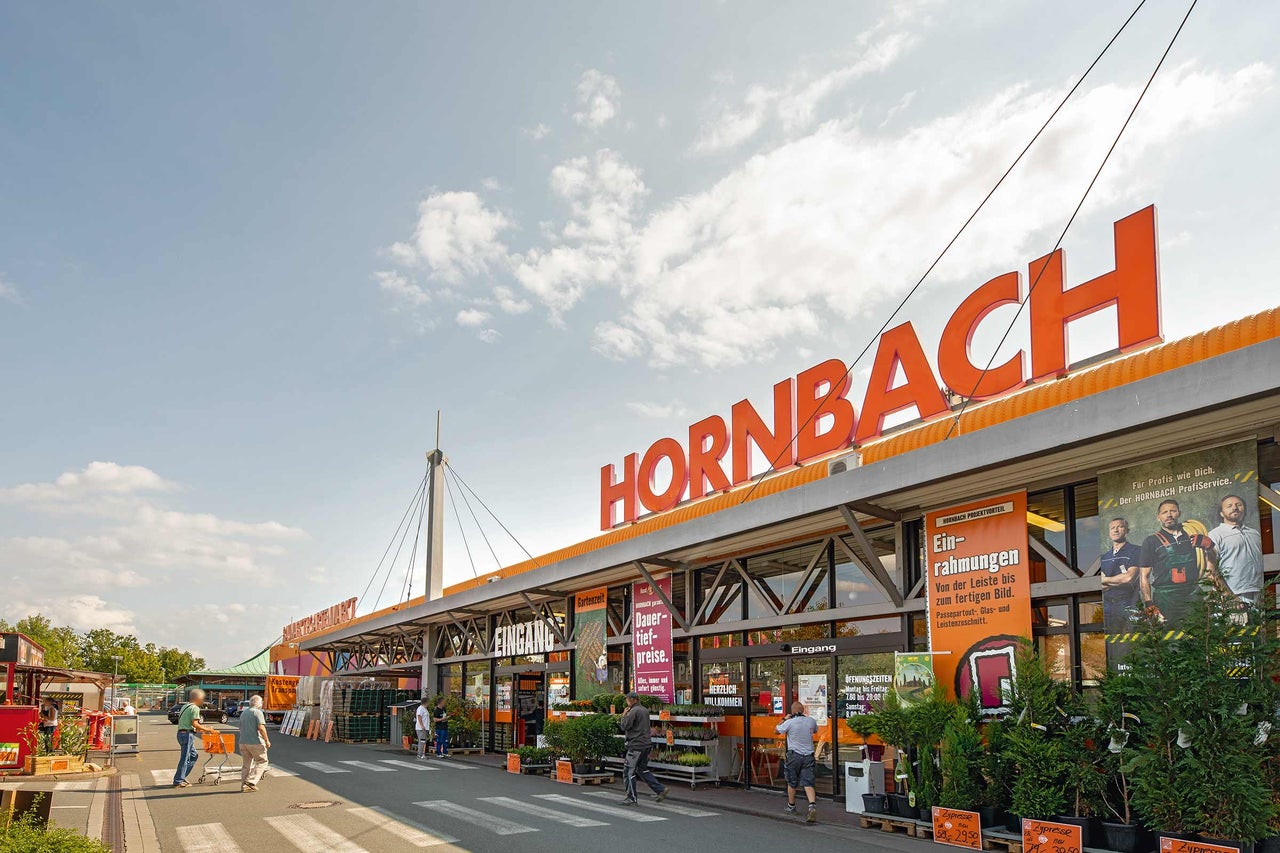  Außenansicht eines Hornbach Baumarktes mit Eingang und Kunden 