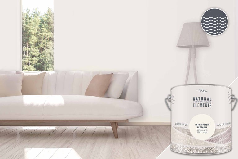 Szene mit einem Sofa, einer Lampe und einem Eimer Lehmfarbe