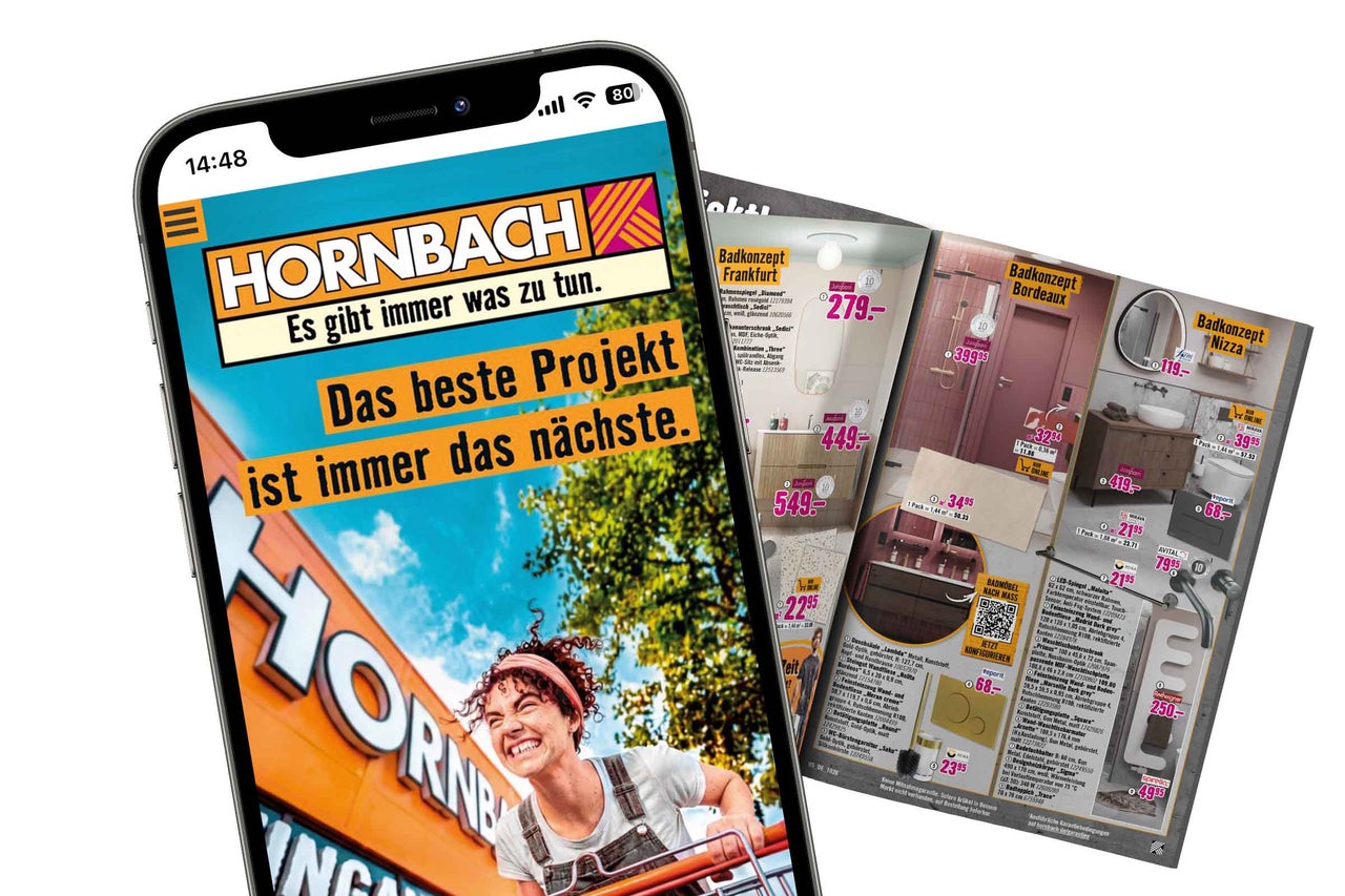 Smartphone zeigt die Hornbach Webseite mit verschiedenen Badkonzepten und Produktangeboten zur Badezimmergestaltung.