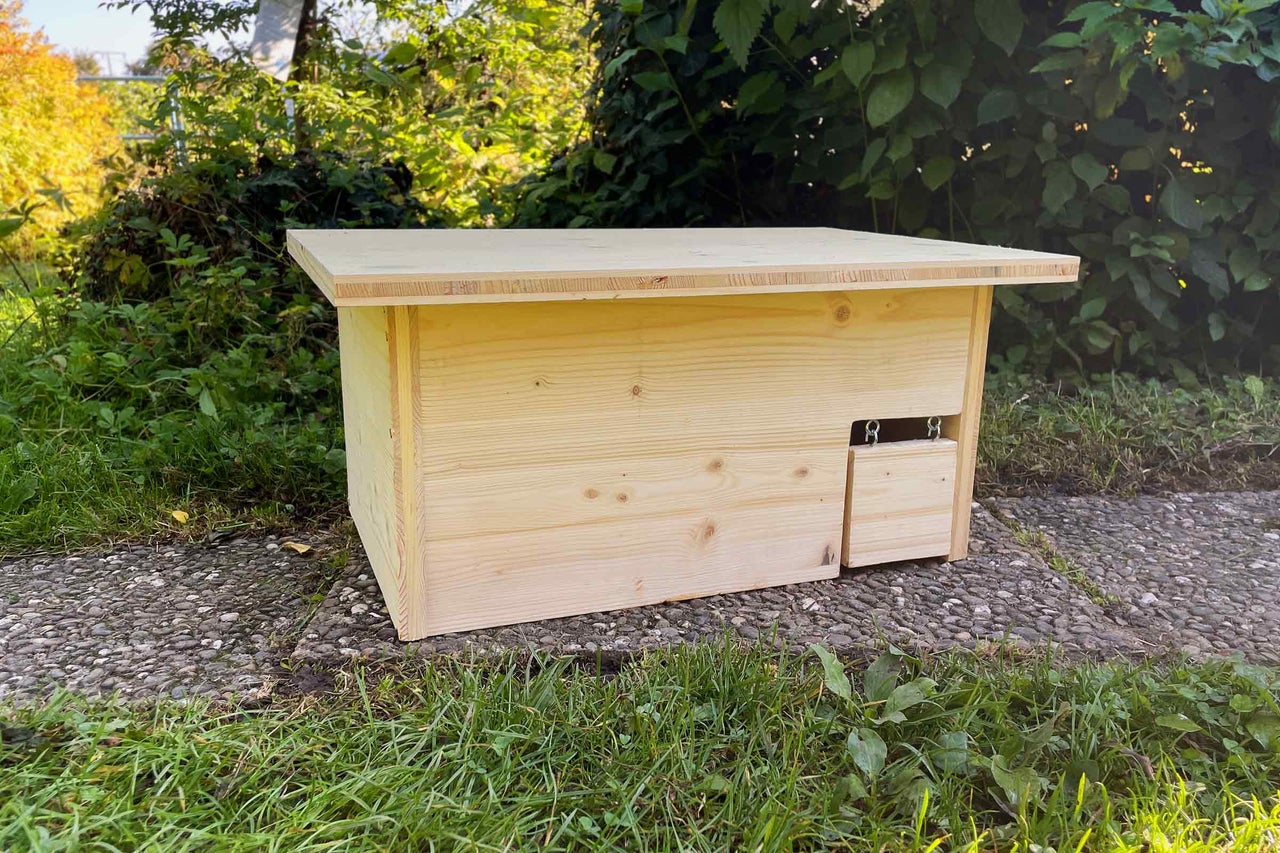 Igelhaus aus Holz mit Eingang