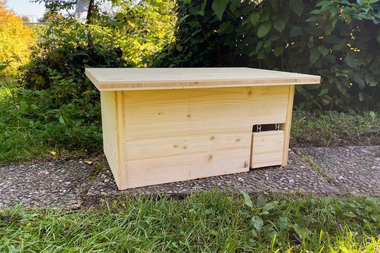Igelhaus aus Holz mit Eingang