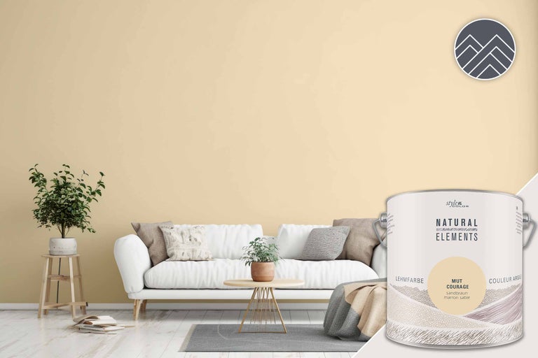 Wohnzimmer mit Lehmfarbe in Sandbraun und Farbdose