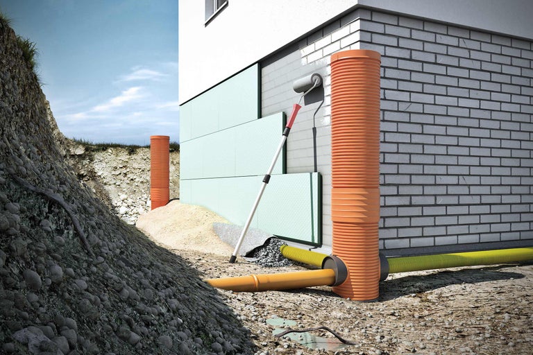 Szene mit Haus, Isolierung, Noppenfolie, Drainagerohr und Revisionsschacht zur Kellerabdichtung.
