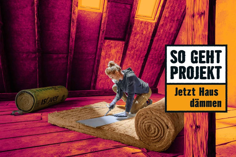 Frau dämmt Dach mit Glaswolle von Isover, Projekt jetzt Haus dämmen