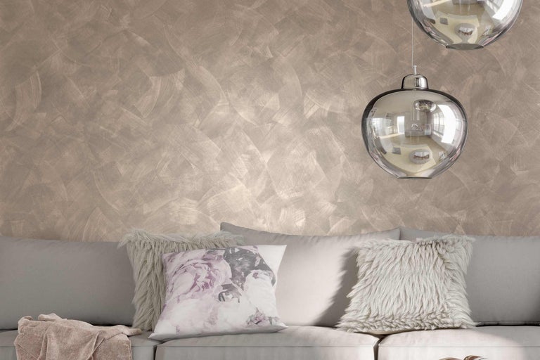 Wohnzimmer mit dekorativer Wandgestaltung, Sofa und Pendelleuchten