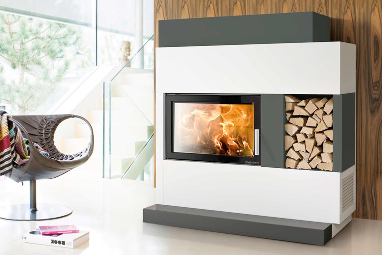 Kaminofen mit Holzscheitfach in modernem Wohnzimmer