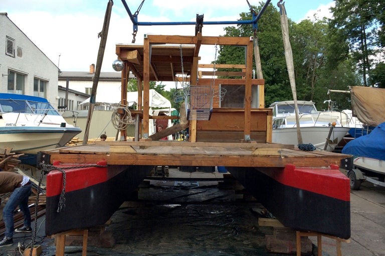Rohbau eines Hausbootes auf einem Bootsplatz mit Hebevorrichtung