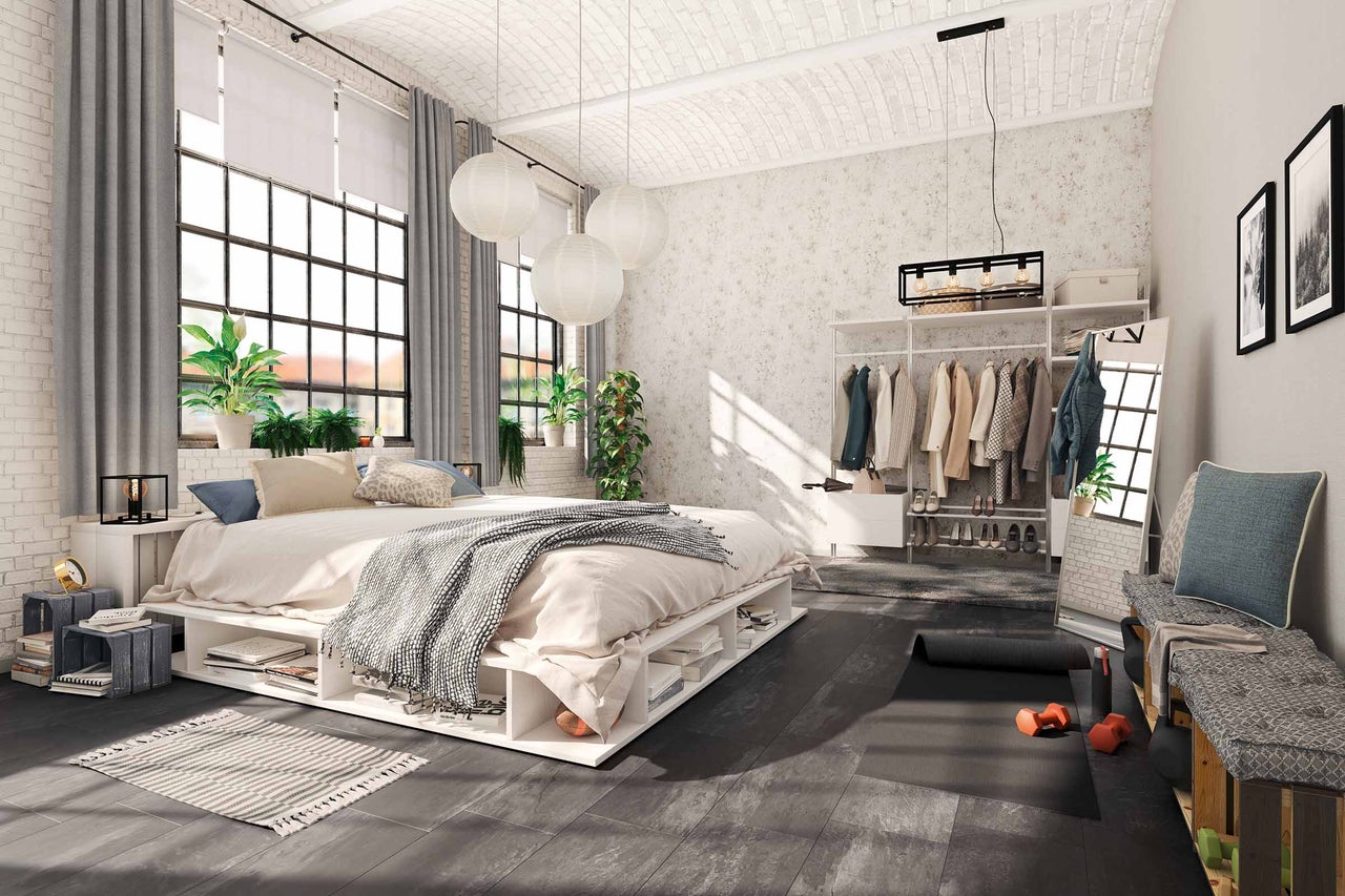Helles Schlafzimmer mit Bett, Kleiderschrank und dekorativen Elementen