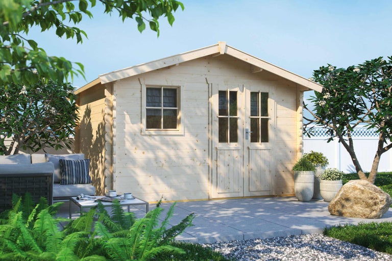 Gartenhaus aus Holz mit Fenster und Doppeltür, umgeben von Pflanzen und Gartenmöbeln