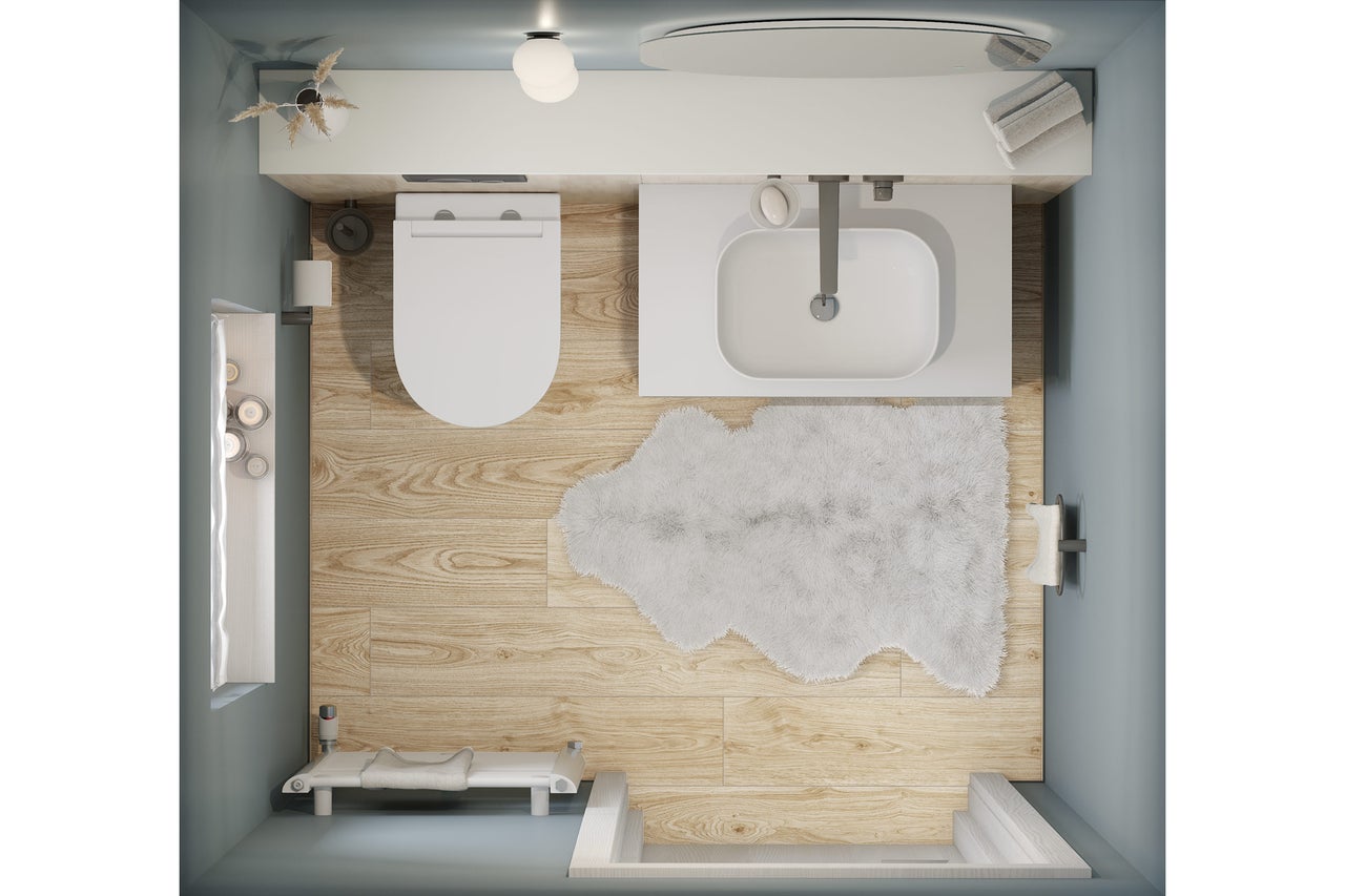 Draufsicht auf ein modernes Badezimmer mit weißem WC, Waschbecken, hellem Boden in Holzoptik und einem flauschigen weißen Teppich.