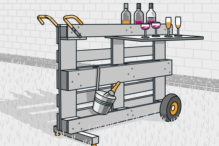 Servierwagen aus Holzpaletten mit Getränken und Gläsern