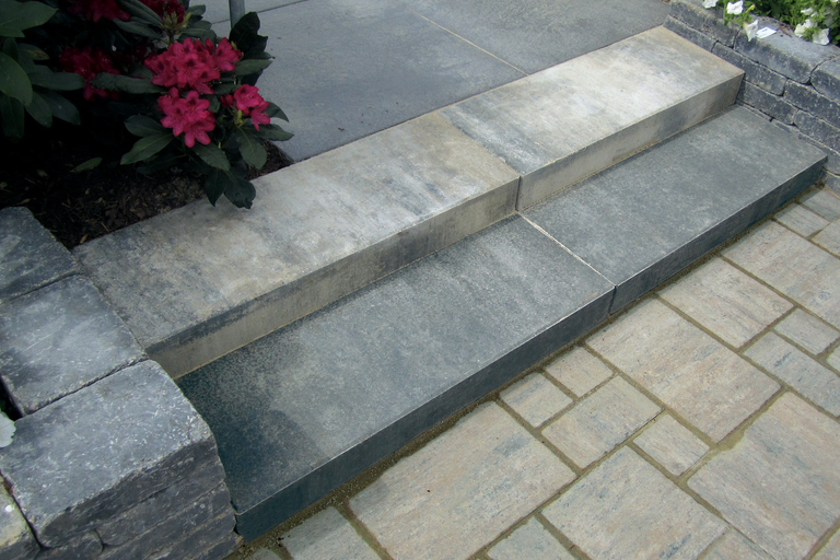 Treppe aus Betonsteinen mit Pflastersteinen und Bepflanzung