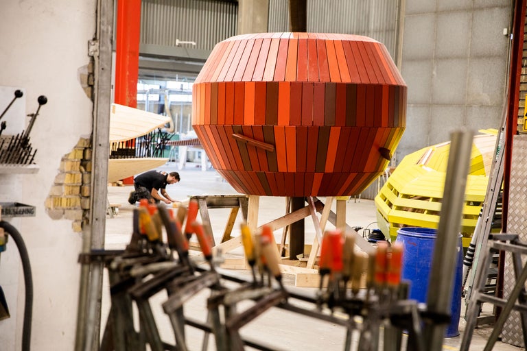 Werkstattszene mit Holzkonstruktion, Werkzeugen und Handwerker