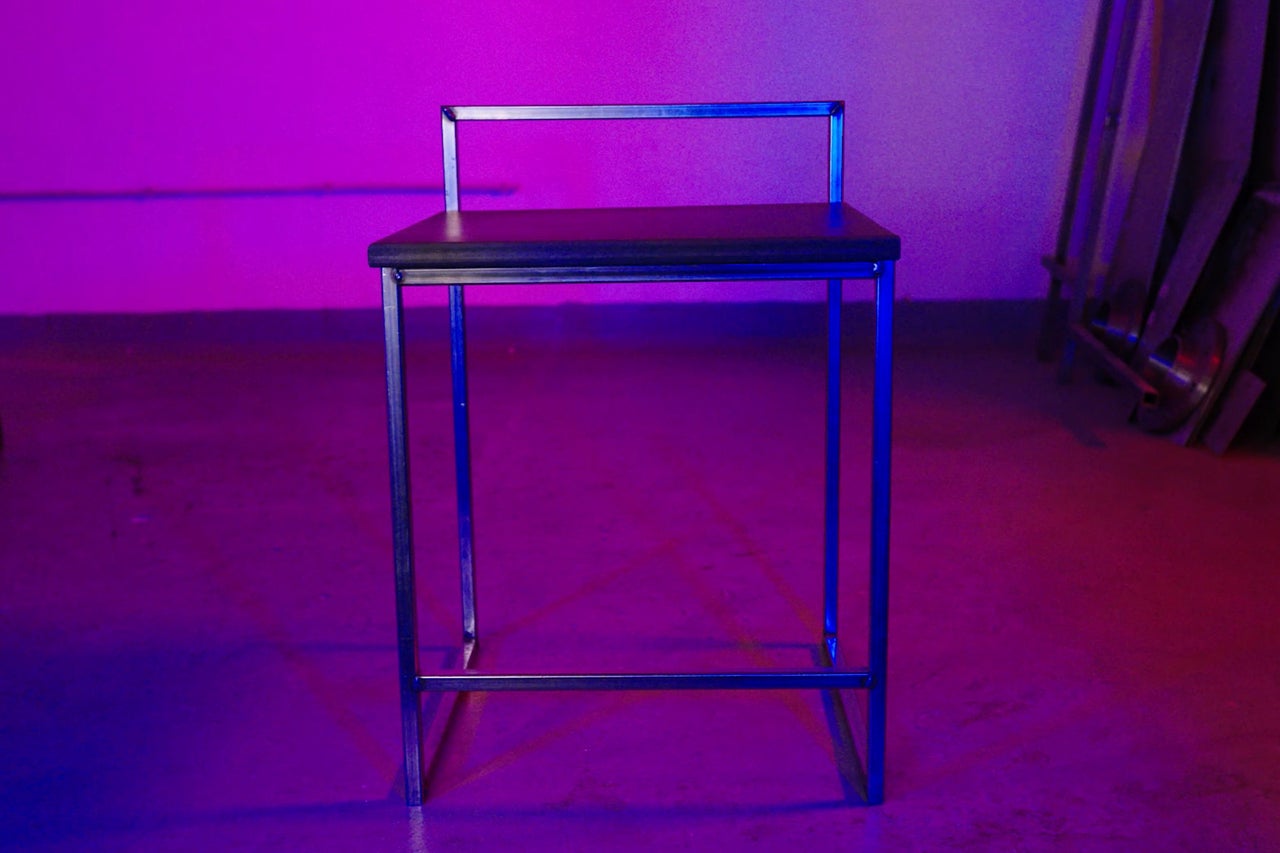 Hocker mit Metallgestell und Sitzfläche