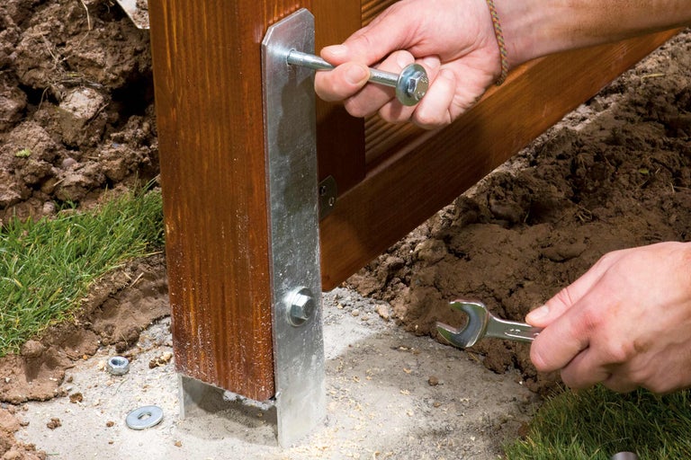 Montage eines Holzzauns mit Bolzenanker