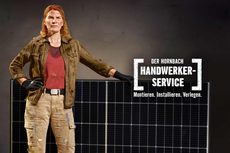 Frau in Arbeitskleidung vor Solarmodul mit dem Schriftzug: Der Hornbach Handwerker-Service. Montieren. Installieren. Verlegen.