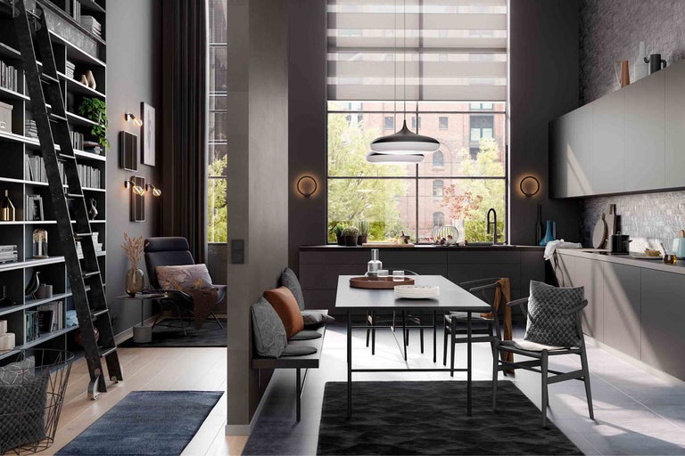 Modernes Esszimmer mit Esstisch, Stühlen, Sitzbank, Bücherregal und Fenster