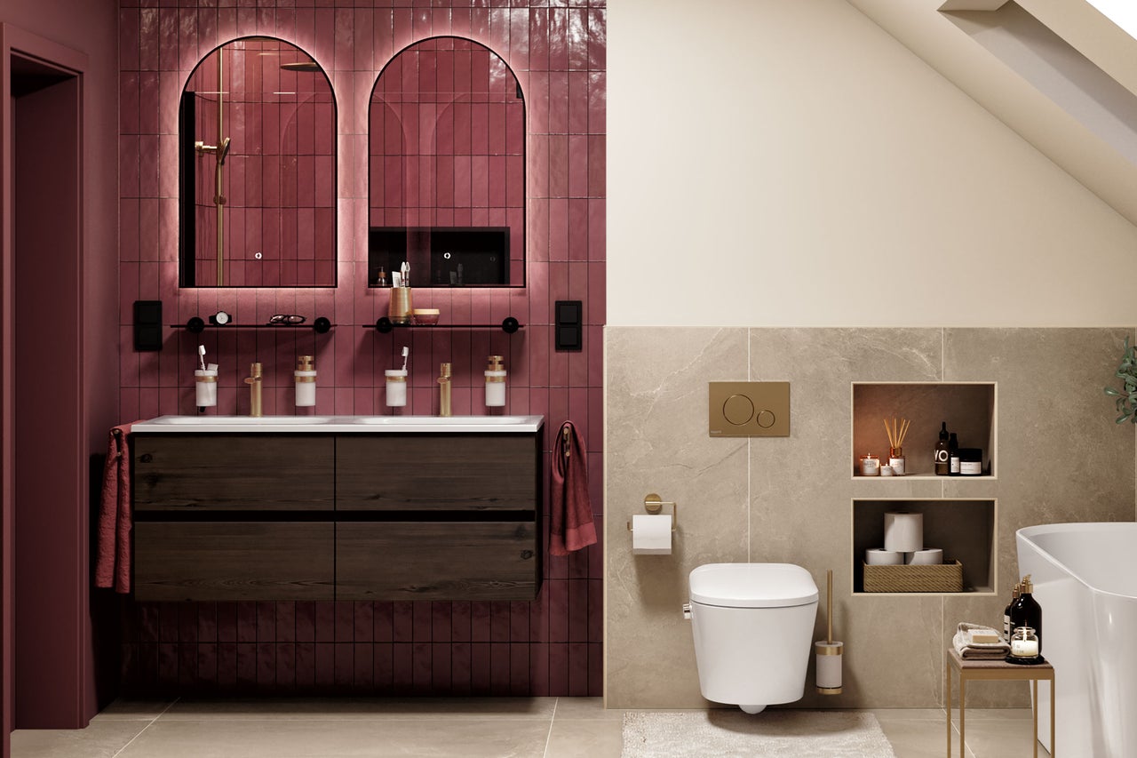Modernes Badezimmer mit dunklem Doppelwaschtisch, zwei Rundbogenspiegeln, roten Wandfliesen, Hänge-WC und beigen Steinfliesen.