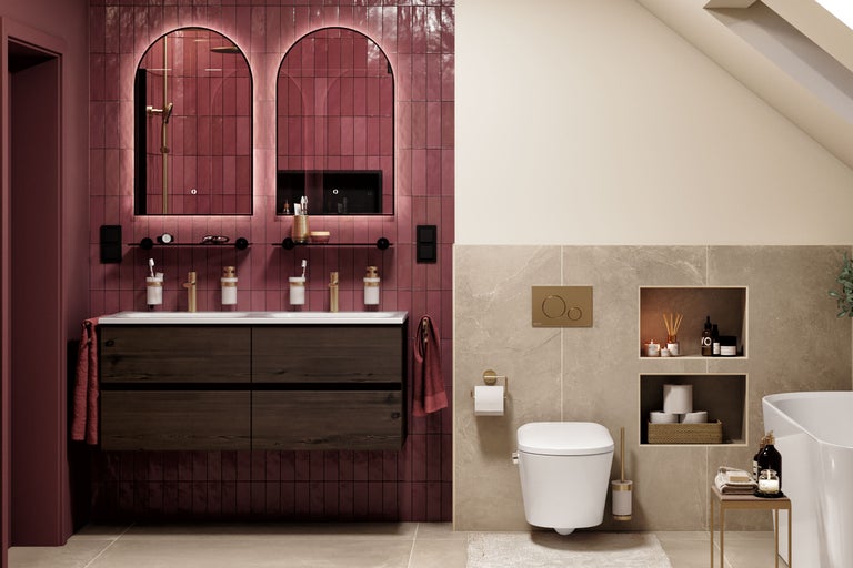 Modernes Badezimmer mit dunklem Doppelwaschtisch, zwei Rundbogenspiegeln, roten Wandfliesen, Hänge-WC und beigen Steinfliesen.