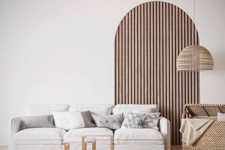 Wohnzimmer mit Sofa, Couchtisch, Lampe und Holzverkleidung in Bogenform