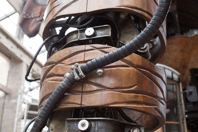 Detailansicht einer Holzkonstruktion mit Kabeln und Metallteilen