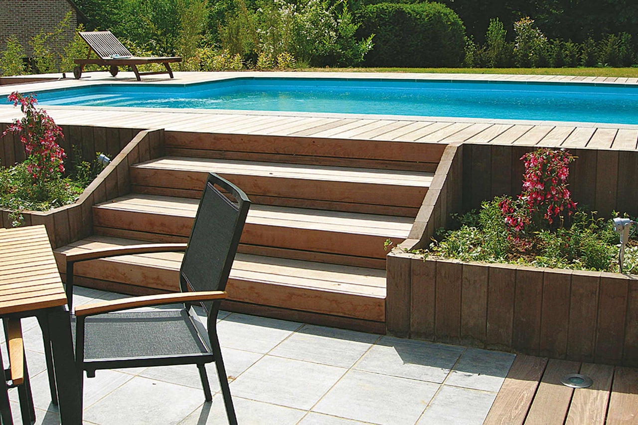 Schwimmbad mit Holzterrasse, Treppe und Gartenmöbeln