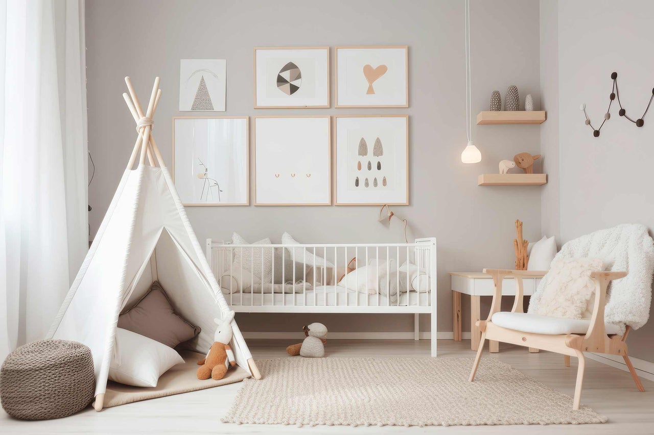 Kinderzimmer mit Spielzelt, Kinderbett, Holzstuhl und Teppich