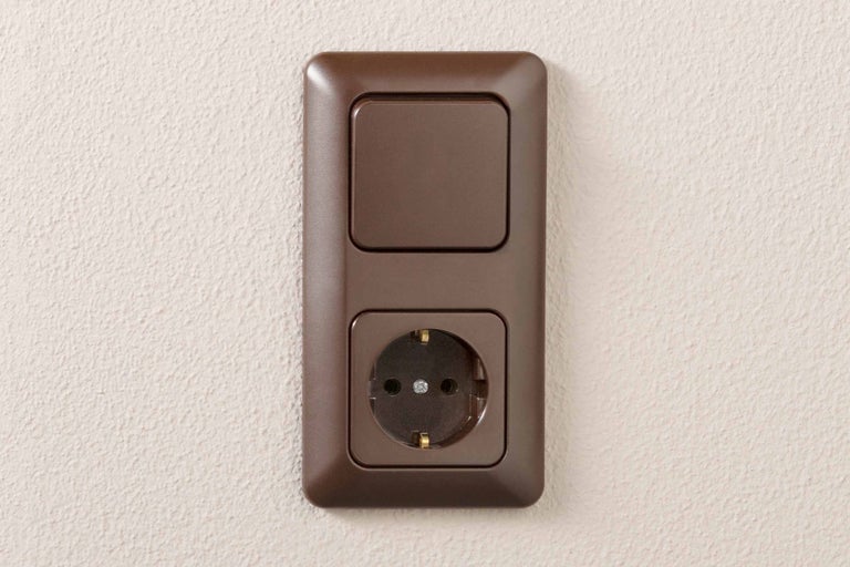 Kombination aus Schalter und Steckdose für die Wandmontage