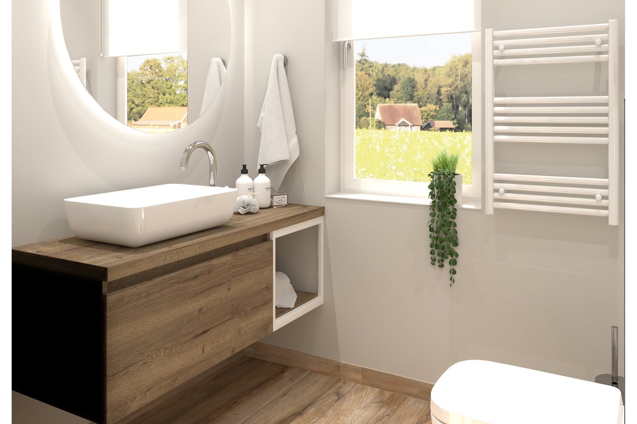 Modernes, helles Badezimmer mit einem Aufsatzwaschbecken auf einem Holzunterschrank, einem runden Spiegel, einem Handtuchheizkörper und einem Fenster.