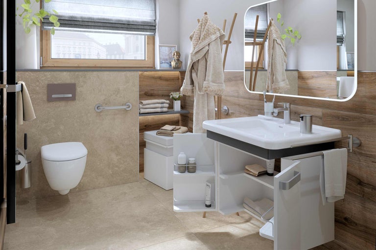 Badezimmer mit Wand-WC, Waschtisch mit Unterschrank und Ablageflächen