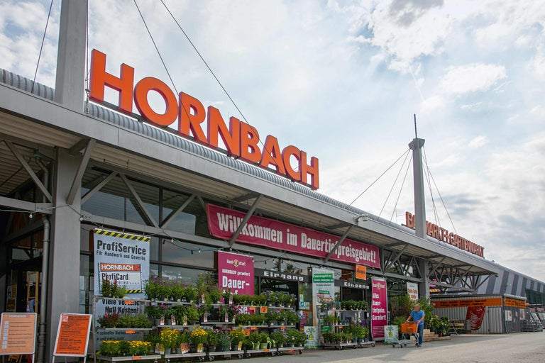 Hornbach Baumarkt Gebäudeaußenansicht mit Pflanzen und Einkaufswagen
