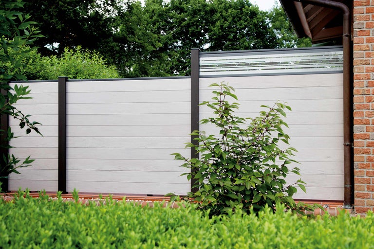 Außenansicht eines Gartenzauns mit horizontalen Elementen und dunkelbraunen Pfosten