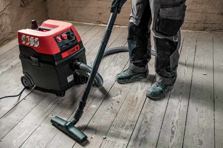Industriesauger bei der Reinigung eines Holzbodens.