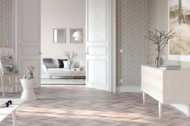 Helle Wohnungseinrichtung mit Parkettboden, Kommode, Sofa und Dekoration