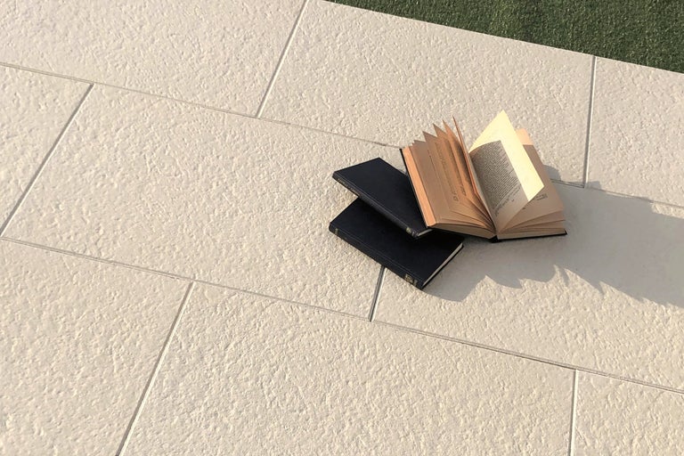 Bodenplatten mit offenem Buch und geschlossenem Buch