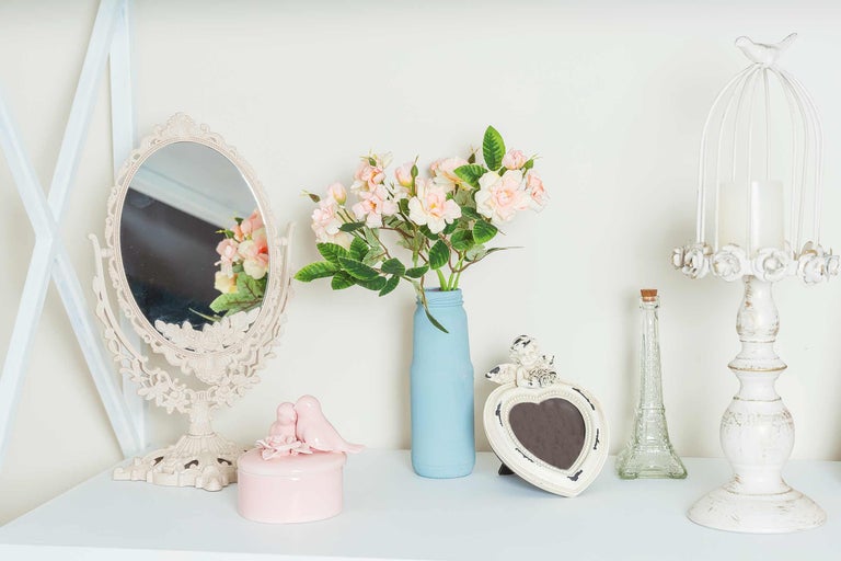 Dekoratives Arrangement mit Spiegel, Blumen in Vase, Schmuckdose, Bilderrahmen und Kerzenständer