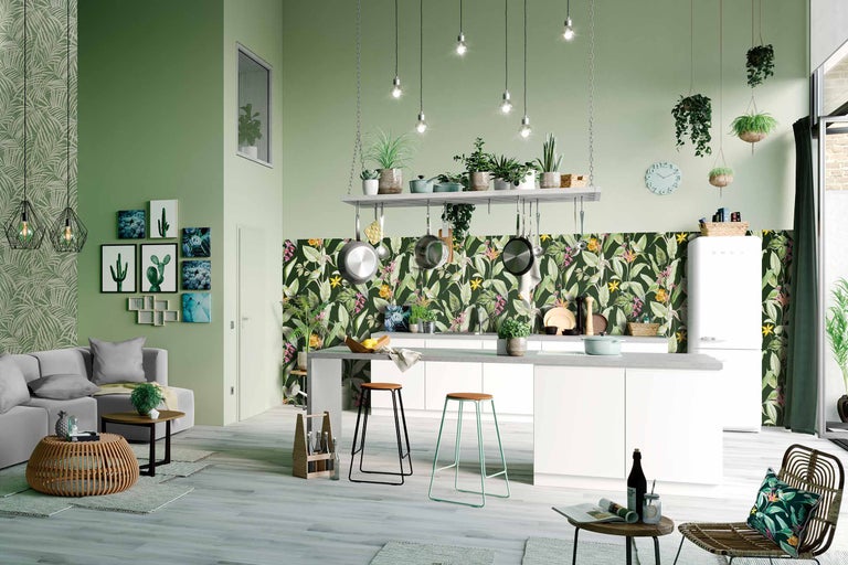 Helles Wohnzimmer mit Küchenbereich, Pflanzen, Kochutensilien und tropischer Dekoration