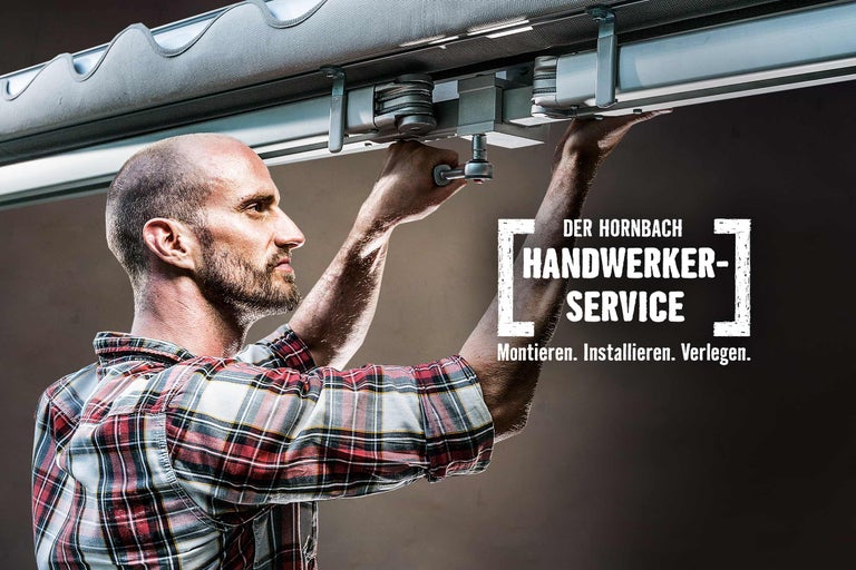 Ein Handwerker montiert eine Markise, im Vordergrund steht der Hornbach Handwerkerservice