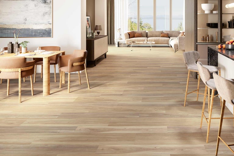 Heller Wohnraum mit Holzboden, Esstisch, Stühlen und Barhockern.