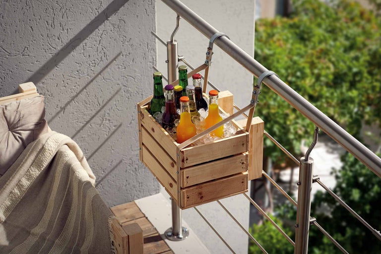 Getränkehalter aus Holz mit verschiedenen Getränkeflaschen am Balkongeländer